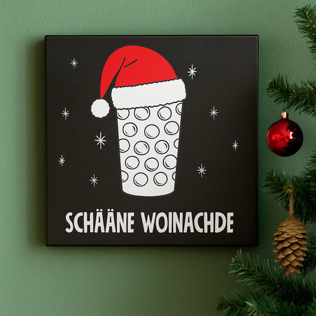 Schääne Woinachde & Dubbeglas (schwarz) - Leinwand an grüner Wand mit Weihnachtsbaum